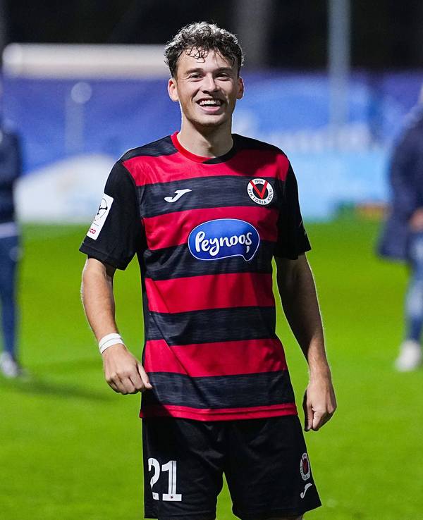 Lucas Wolf jubelt bei Viktoria Köln.