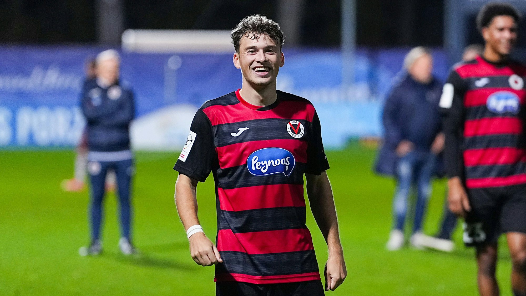 Lucas Wolf jubelt bei Viktoria Köln.