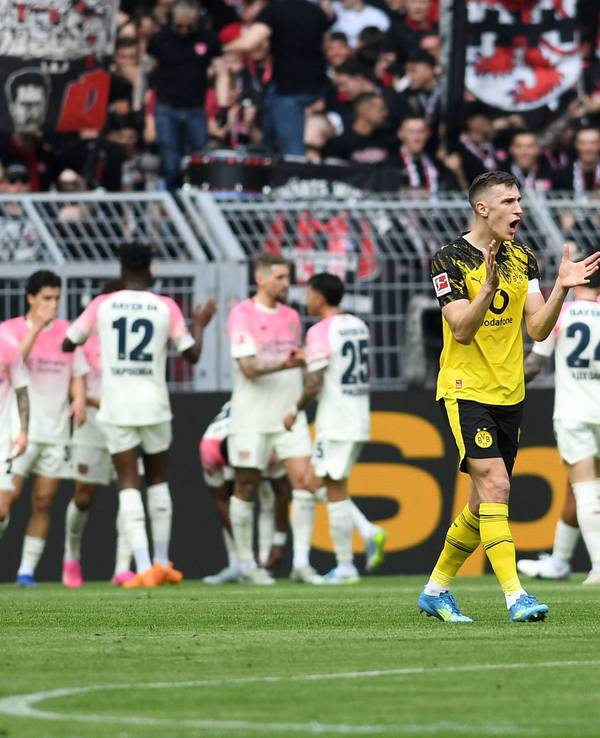 Nico Schlotterbeck feuert seine Teamkollegen nach Gegentor an.