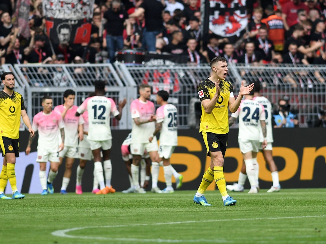 Nico Schlotterbeck feuert seine Teamkollegen nach Gegentor an.