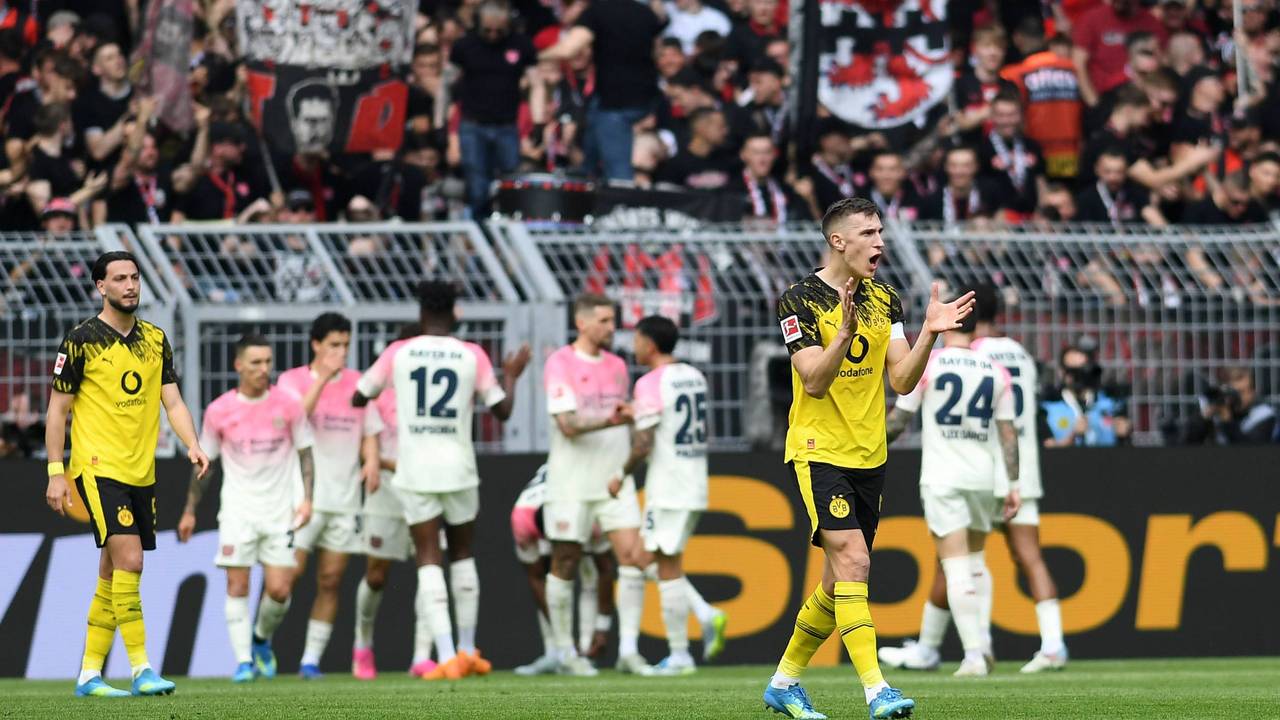 Nico Schlotterbeck feuert seine Teamkollegen nach Gegentor an.