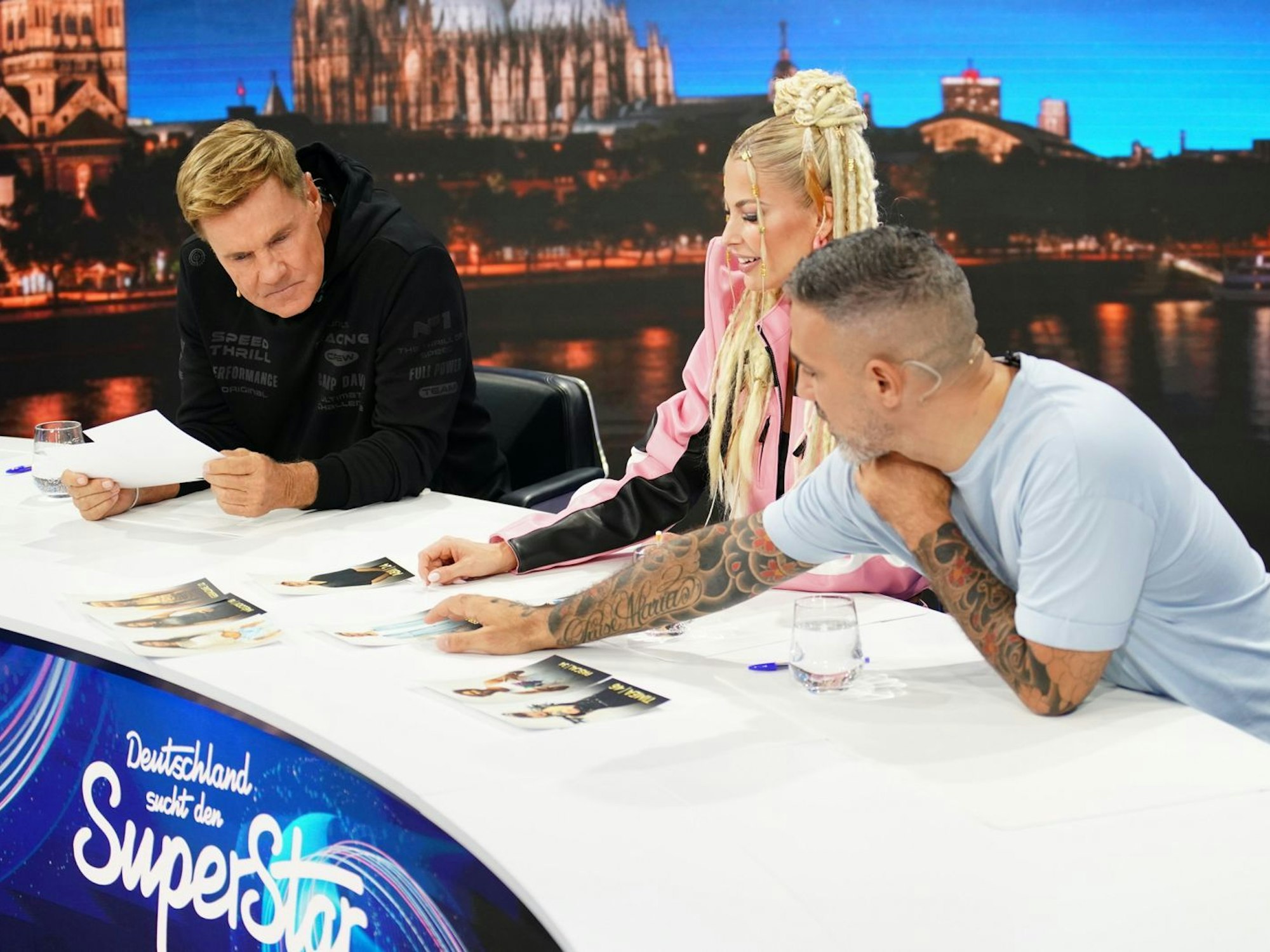Taff Job: Die DSDS-Juroren Dieter Bohlen, Isi Glück und Bushido (von links) sind nicht immer einer Meinung. (Bild: RTL/Stefan Gregorowius)