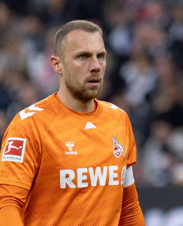 Bei einem Spiel des 1. FC Köln steht Torwart Marvin Schwäbe auf dem Platz.