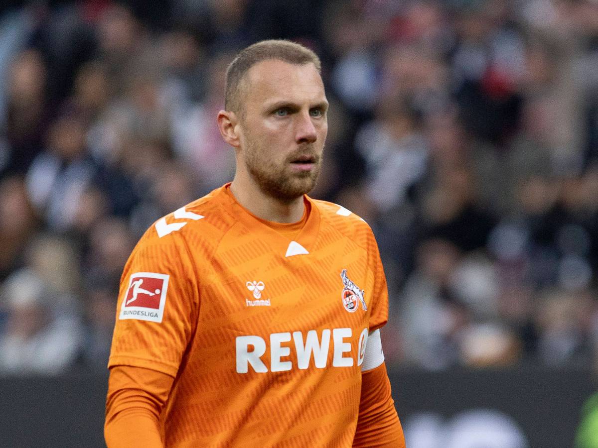Bei einem Spiel des 1. FC Köln steht Torwart Marvin Schwäbe auf dem Platz.