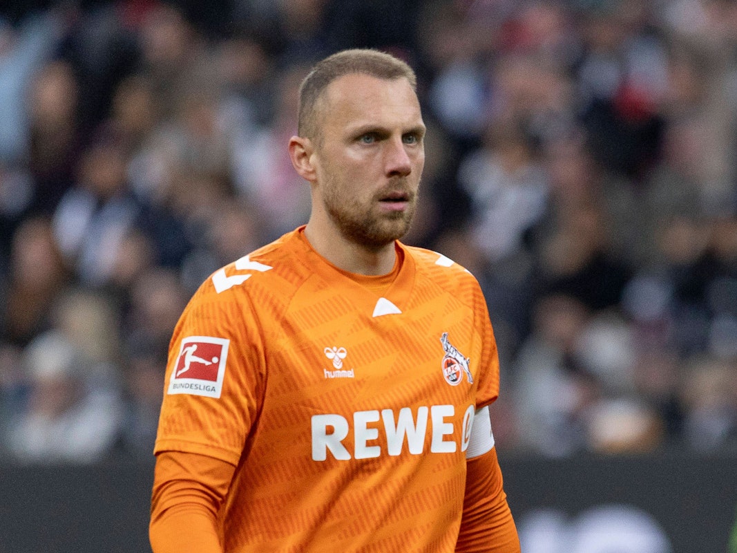 Bei einem Spiel des 1. FC Köln steht Torwart Marvin Schwäbe auf dem Platz.