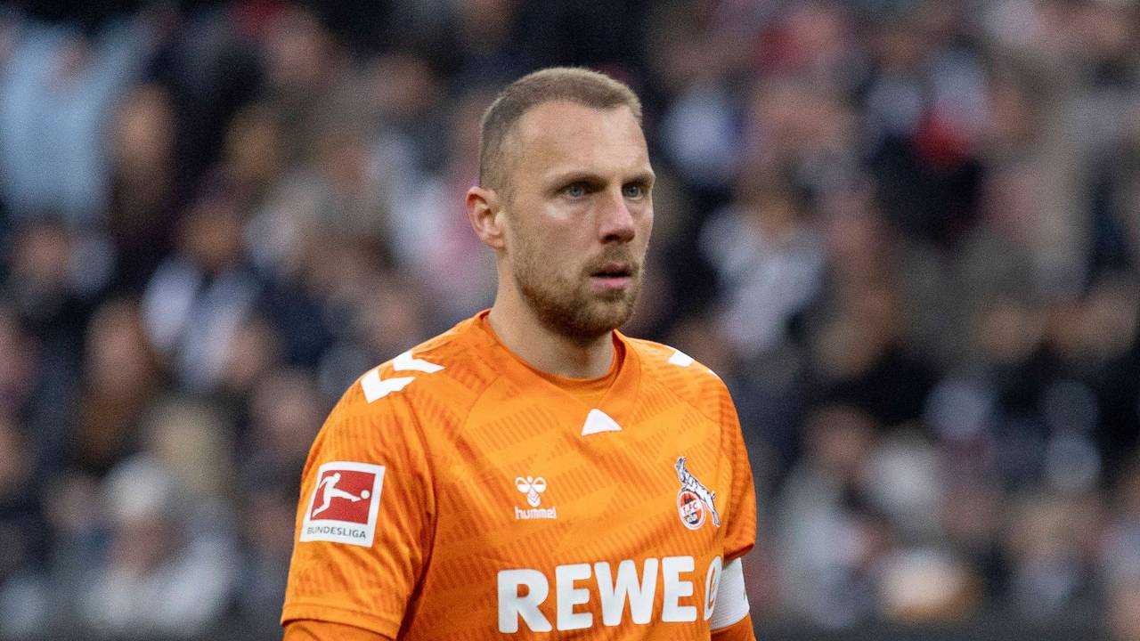Bei einem Spiel des 1. FC Köln steht Torwart Marvin Schwäbe auf dem Platz.
