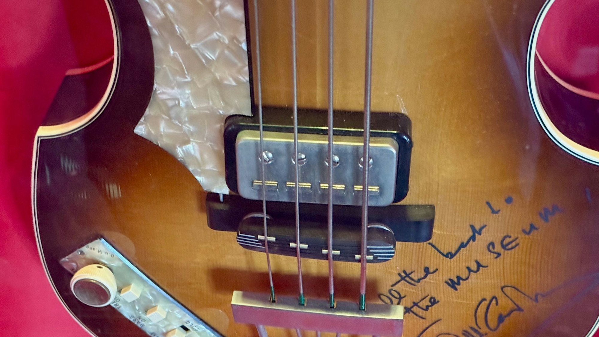 Handsignierte Bassgitarre von Paul McCartney
