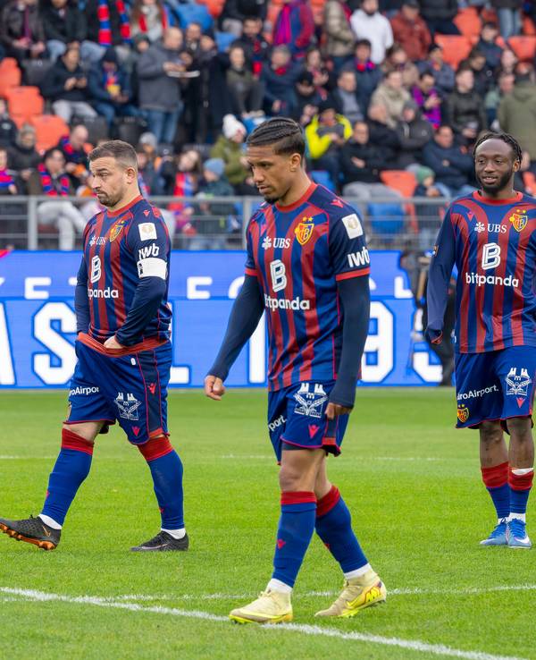 Die geknickten Profis des FC Basel.