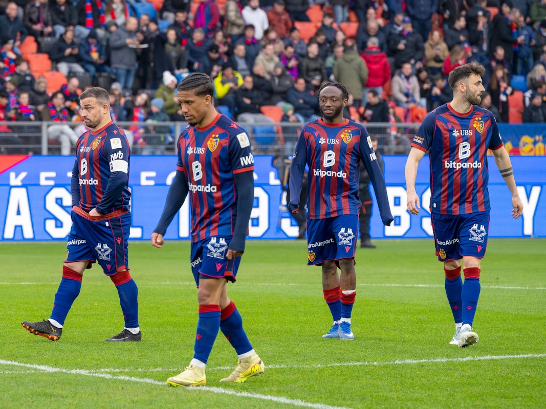 Die geknickten Profis des FC Basel.