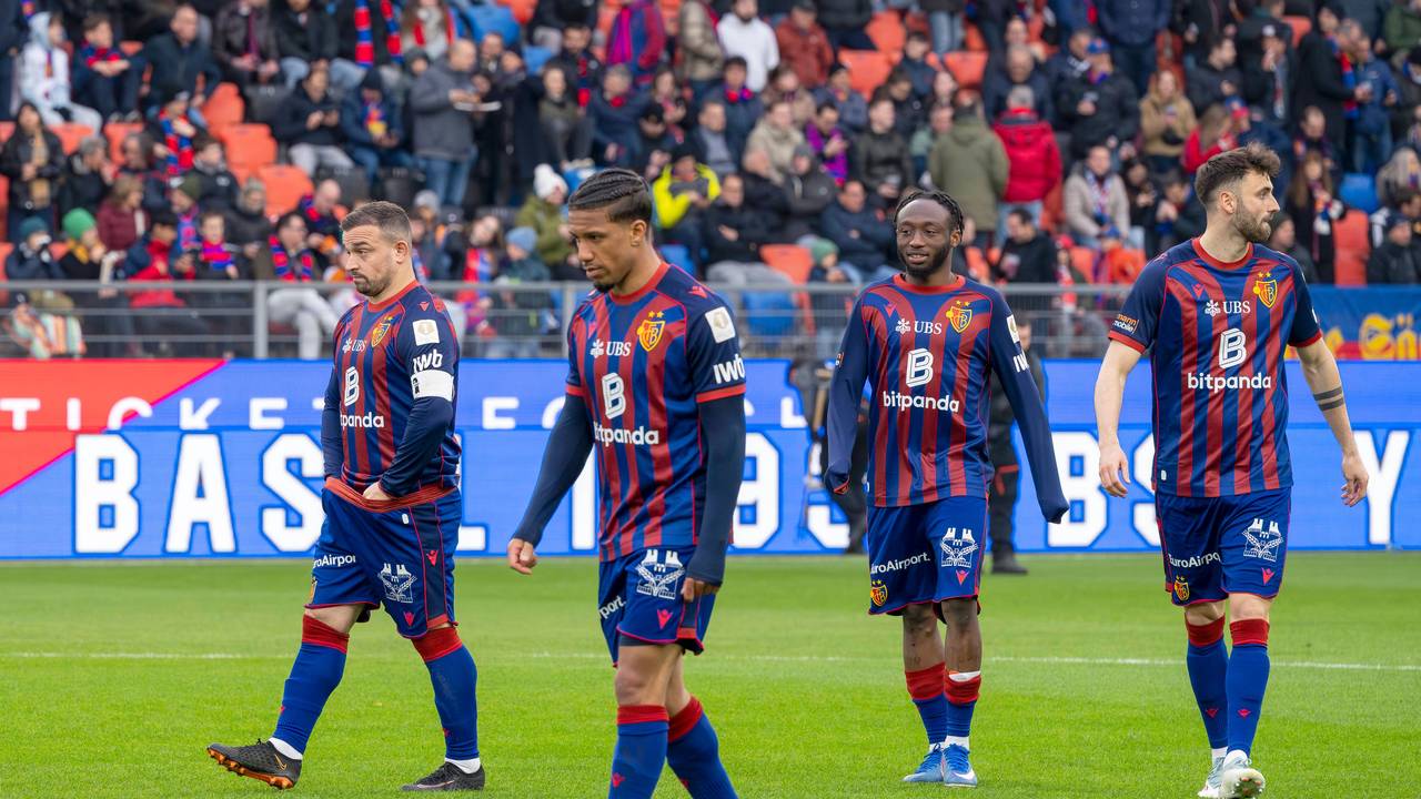 Die geknickten Profis des FC Basel.