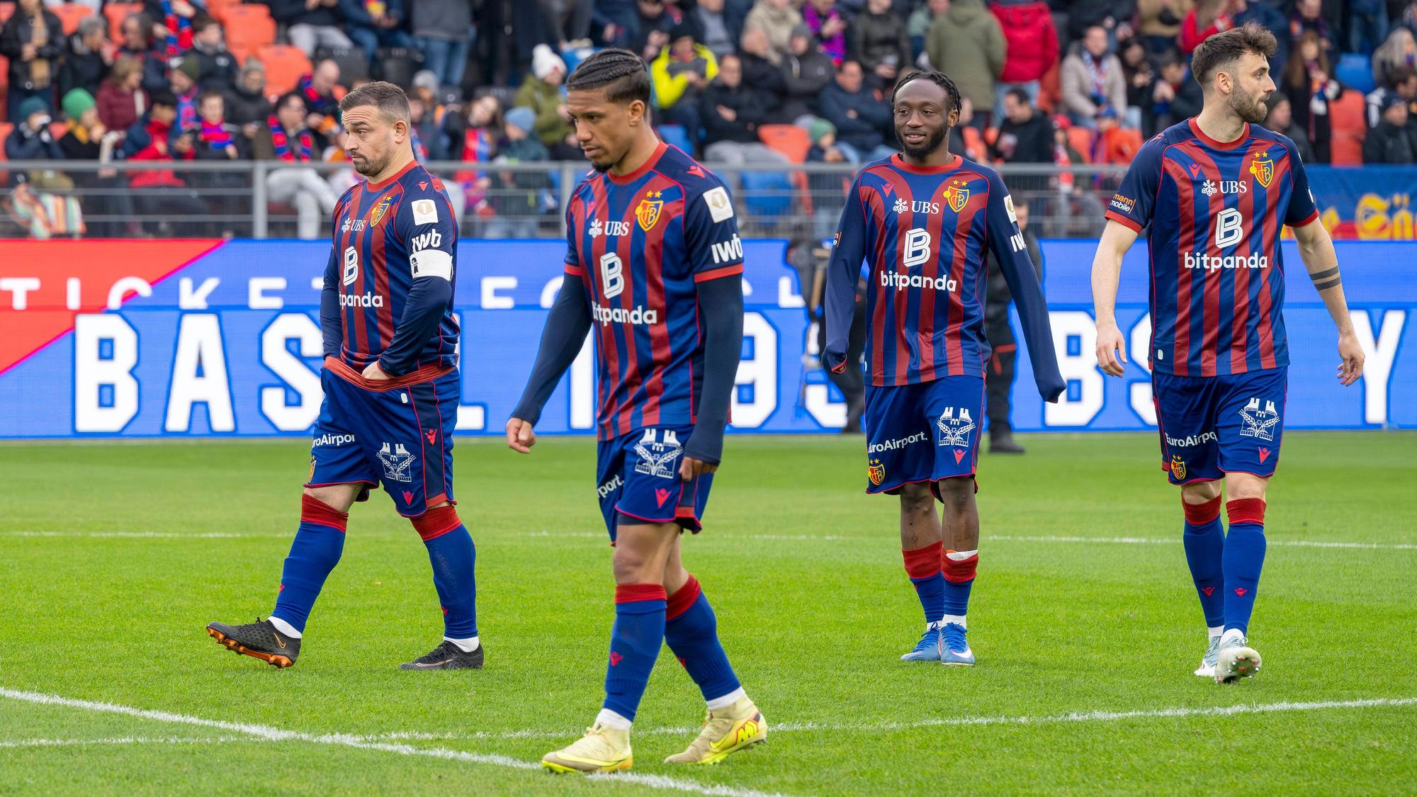Die geknickten Profis des FC Basel.
