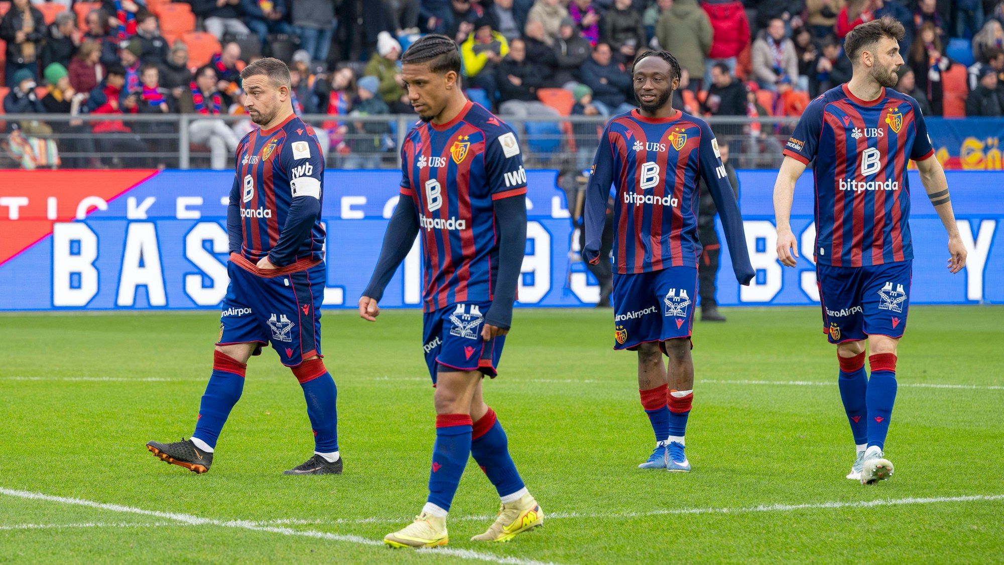 Die geknickten Profis des FC Basel.