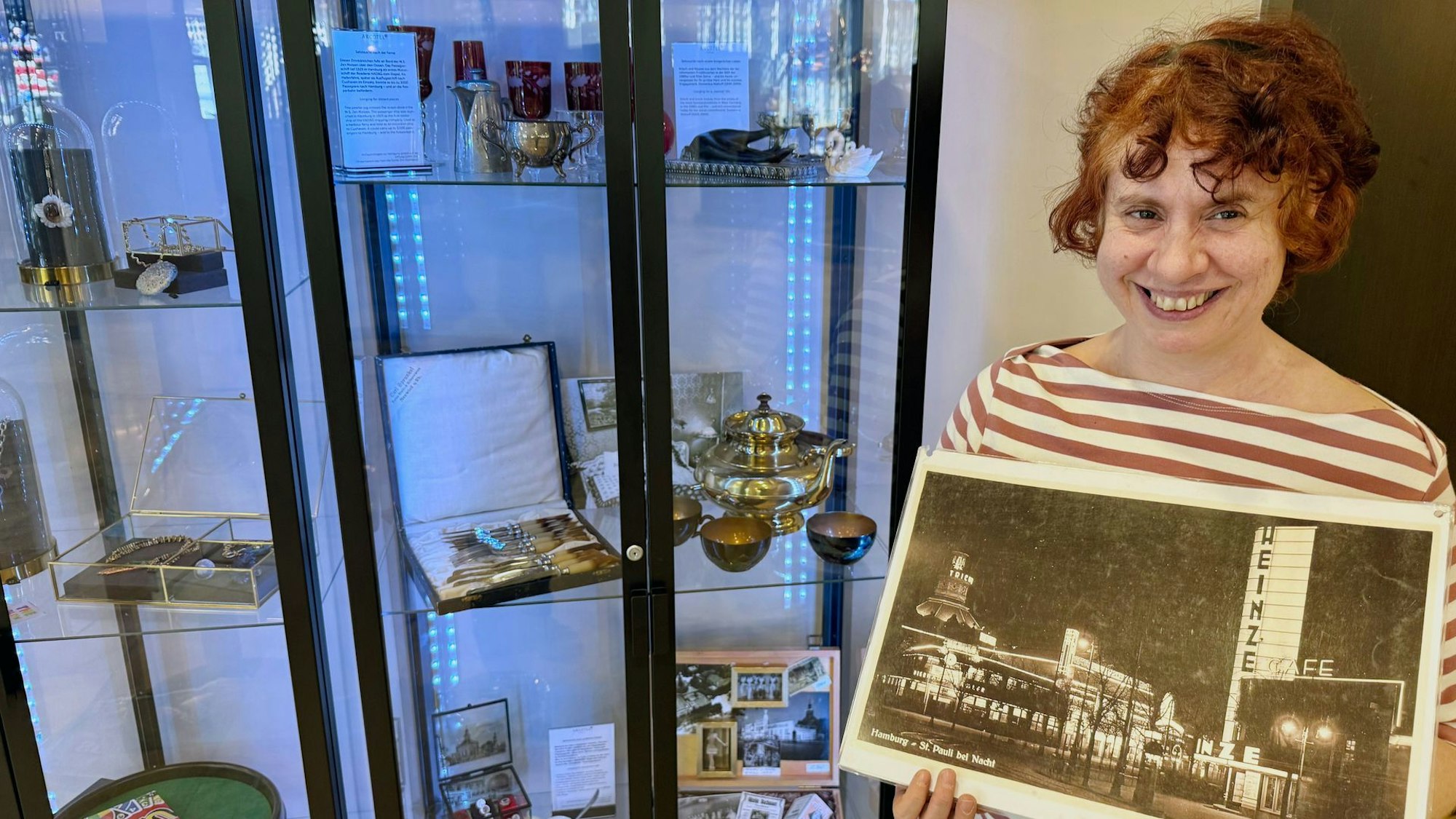 Eva Decker mit einem Foto vom «Trichter»