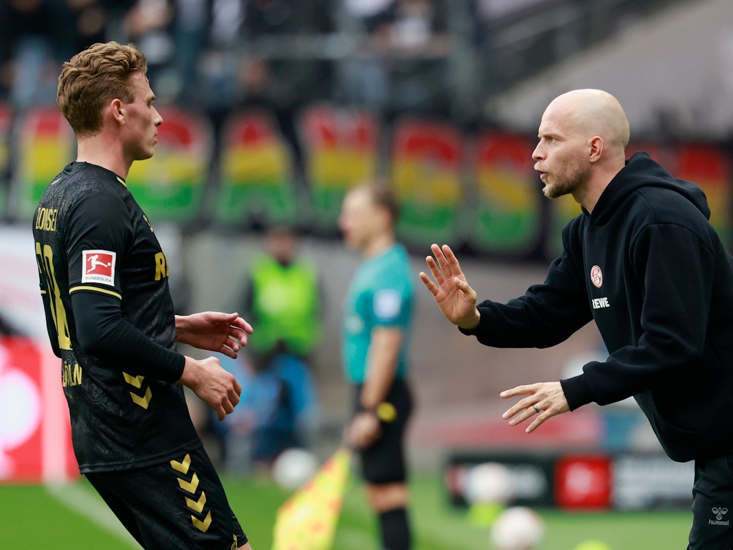 René Wagner spricht an der Seitenlinie mit Sebastian Sebulonsen.