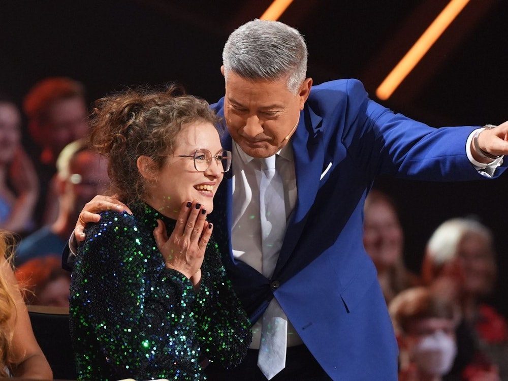 Premiere bei „Let's Dance“: Nach einem frechen Kommentar durfte eine Zuschauerin am Jurypult Platz nehmen. (Bild: RTL / Stefan Gregorowius)