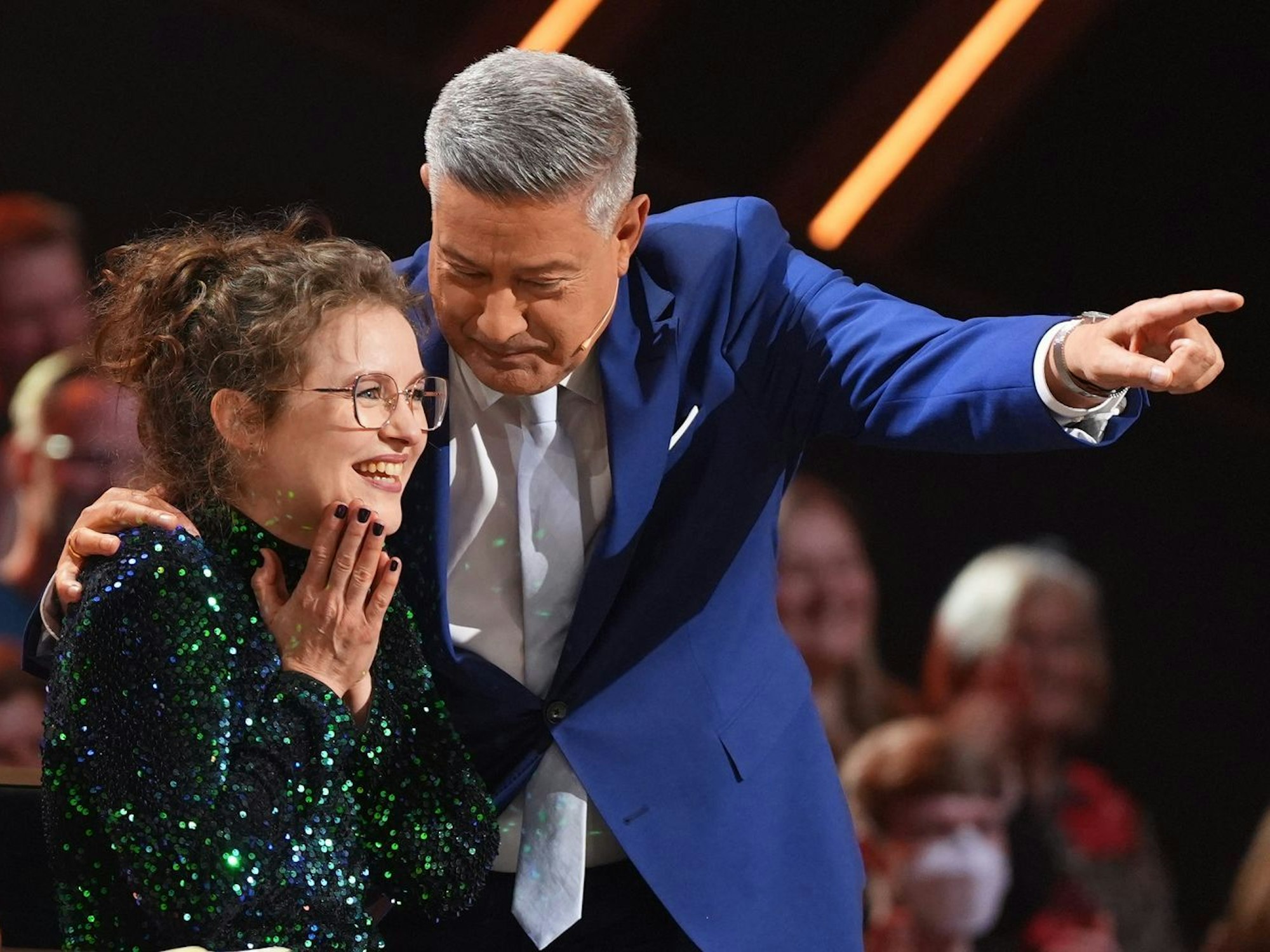 Premiere bei „Let's Dance“: Nach einem frechen Kommentar durfte eine Zuschauerin am Jurypult Platz nehmen. (Bild: RTL / Stefan Gregorowius)