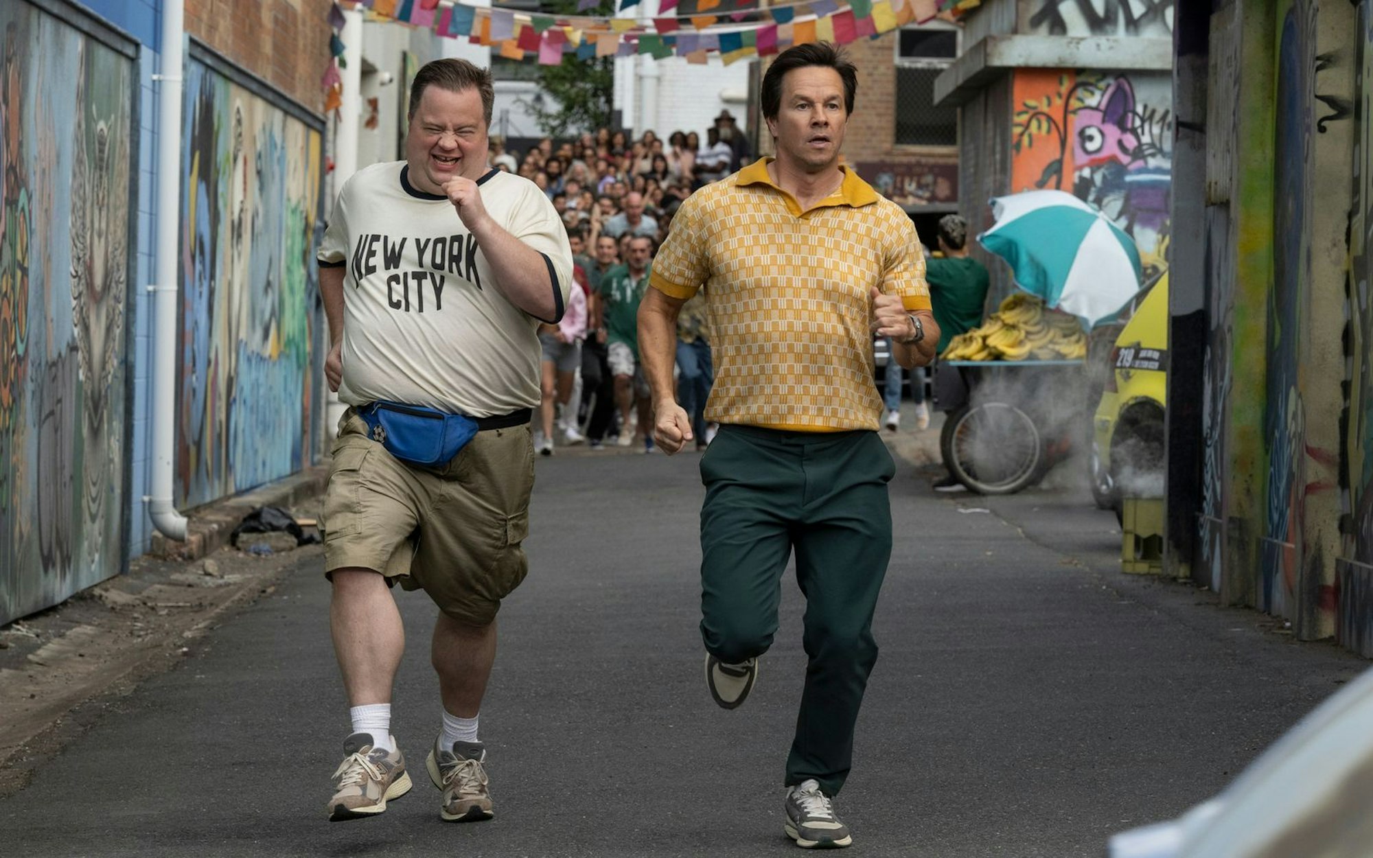 Elijah (Paul Walter Hauser, links) und Brad (Mark Wahlberg) sind auf der Flucht vor der brasilianischen Bevölkerung. (Bild: 2024 Amazon Content Services LLC)