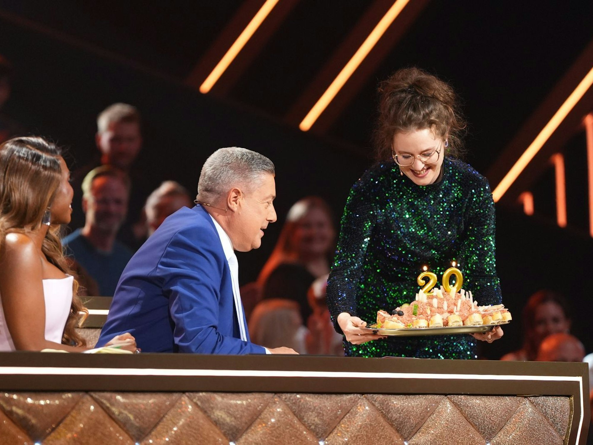 Joachim Llambi bekam zum 20. Jubiläum eine Mettbrötchen-Torte überreicht. (Bild: RTL / Stefan Gregorowius)