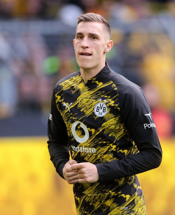 Nico Schlotterbeck beim Aufwärmen vor dem Spiel gegen Bayer Leverkusen.