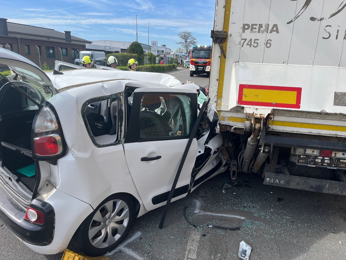 Ein Auto ist unter einen Lkw-Anhänger gekracht.