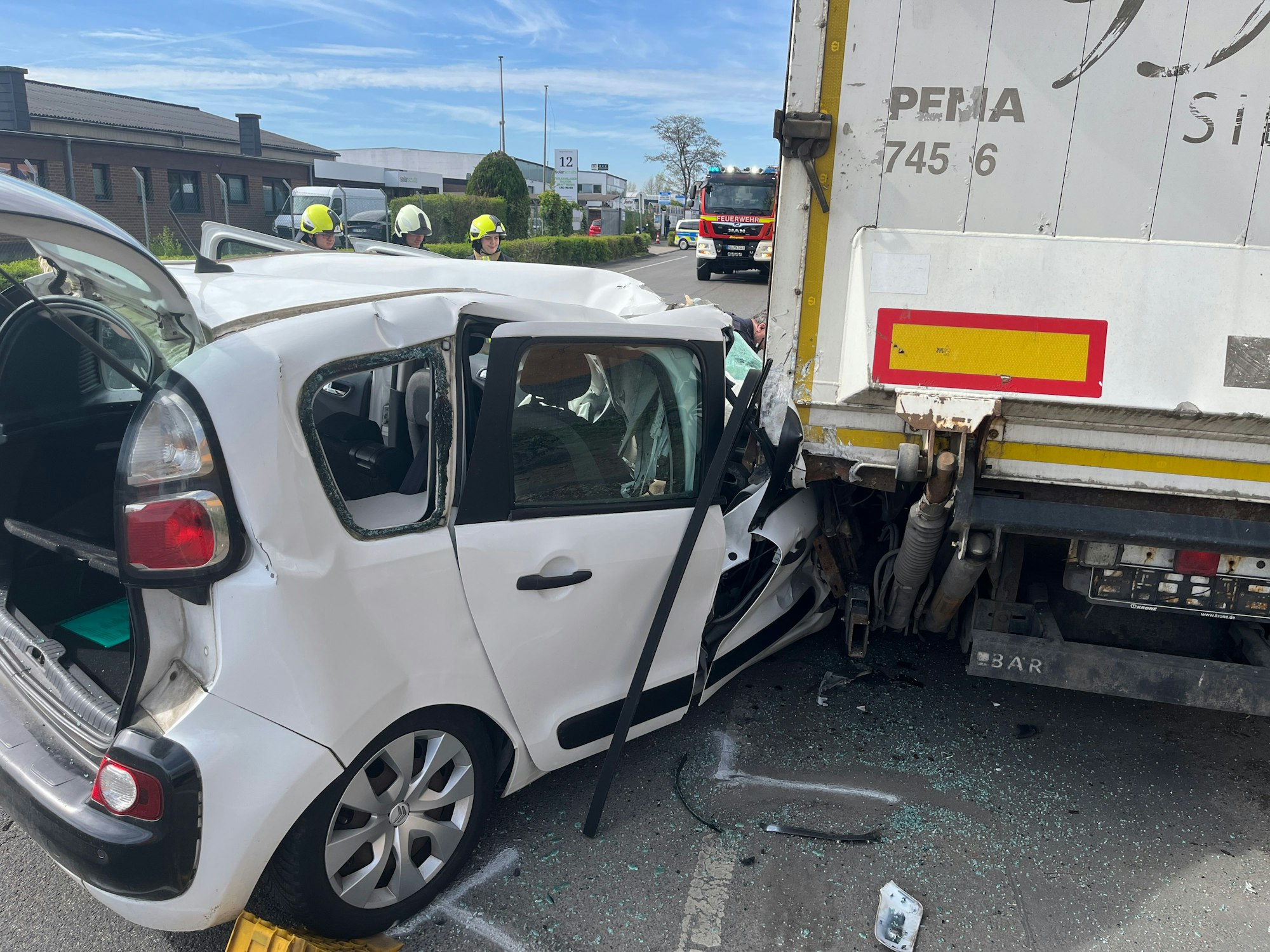 Ein Auto ist unter einen Lkw-Anhänger gekracht.
