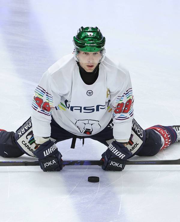 Yannick Veilleux macht sich auf dem Eis warm.