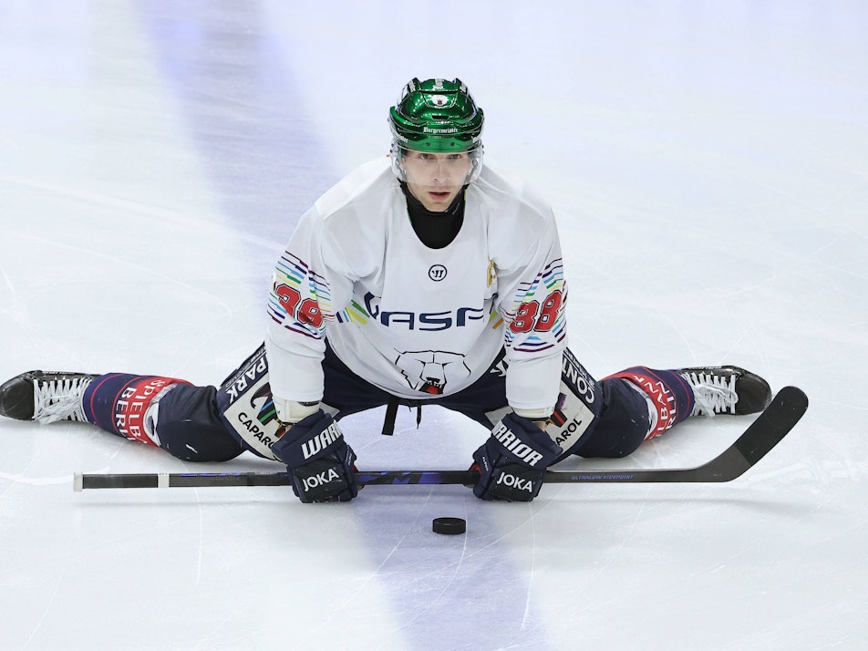 Yannick Veilleux macht sich auf dem Eis warm.