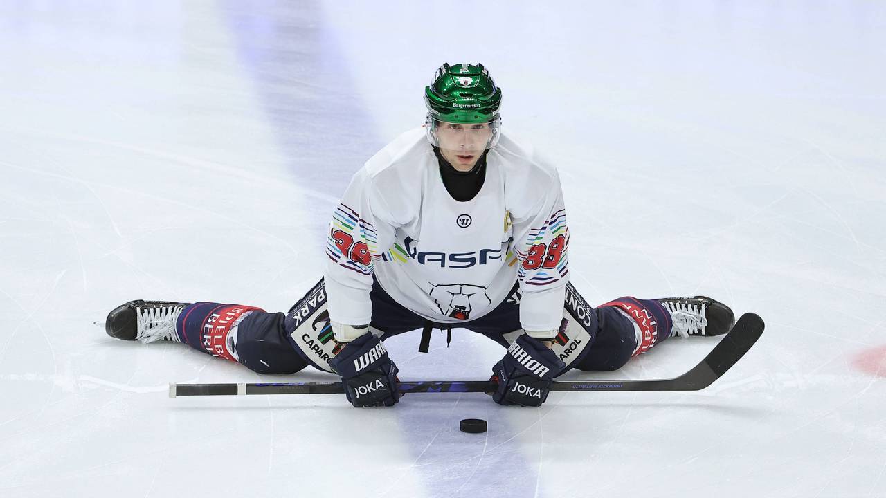 Yannick Veilleux macht sich auf dem Eis warm.
