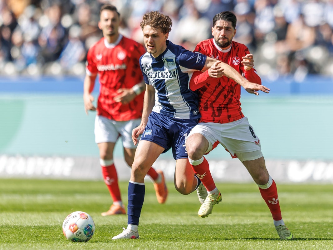 Kaiserslauterns Semih Sahin kämpft gegen Berlins Maurice Krattenmacher um den Ball.