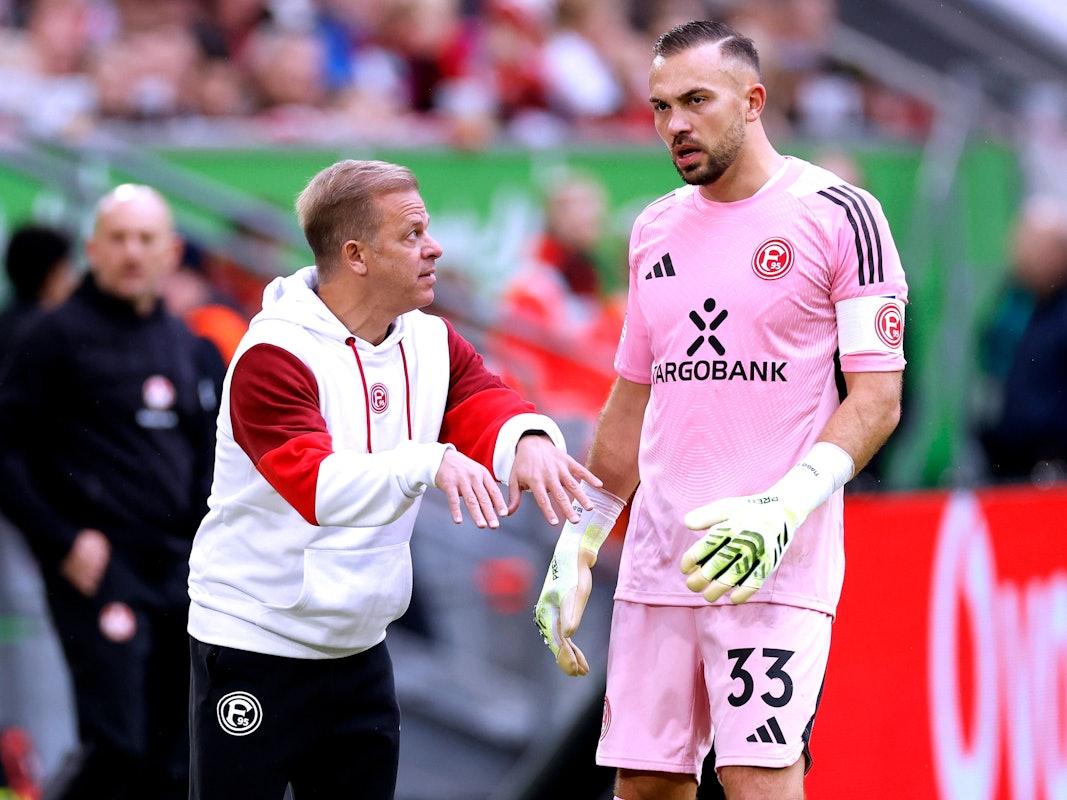 Markus Anfang redet auf Florian Kastenmeier ein.