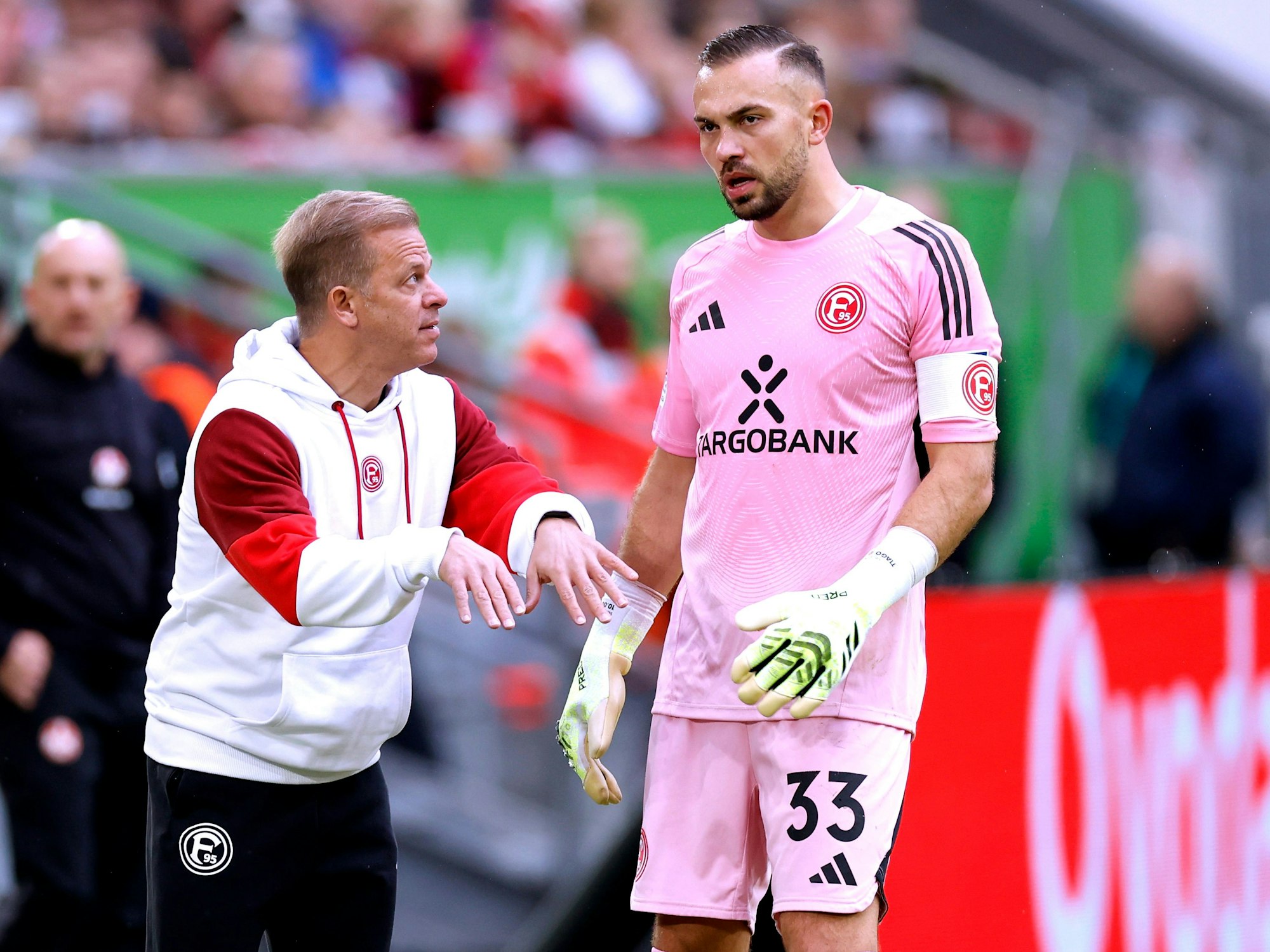 Markus Anfang redet auf Florian Kastenmeier ein.