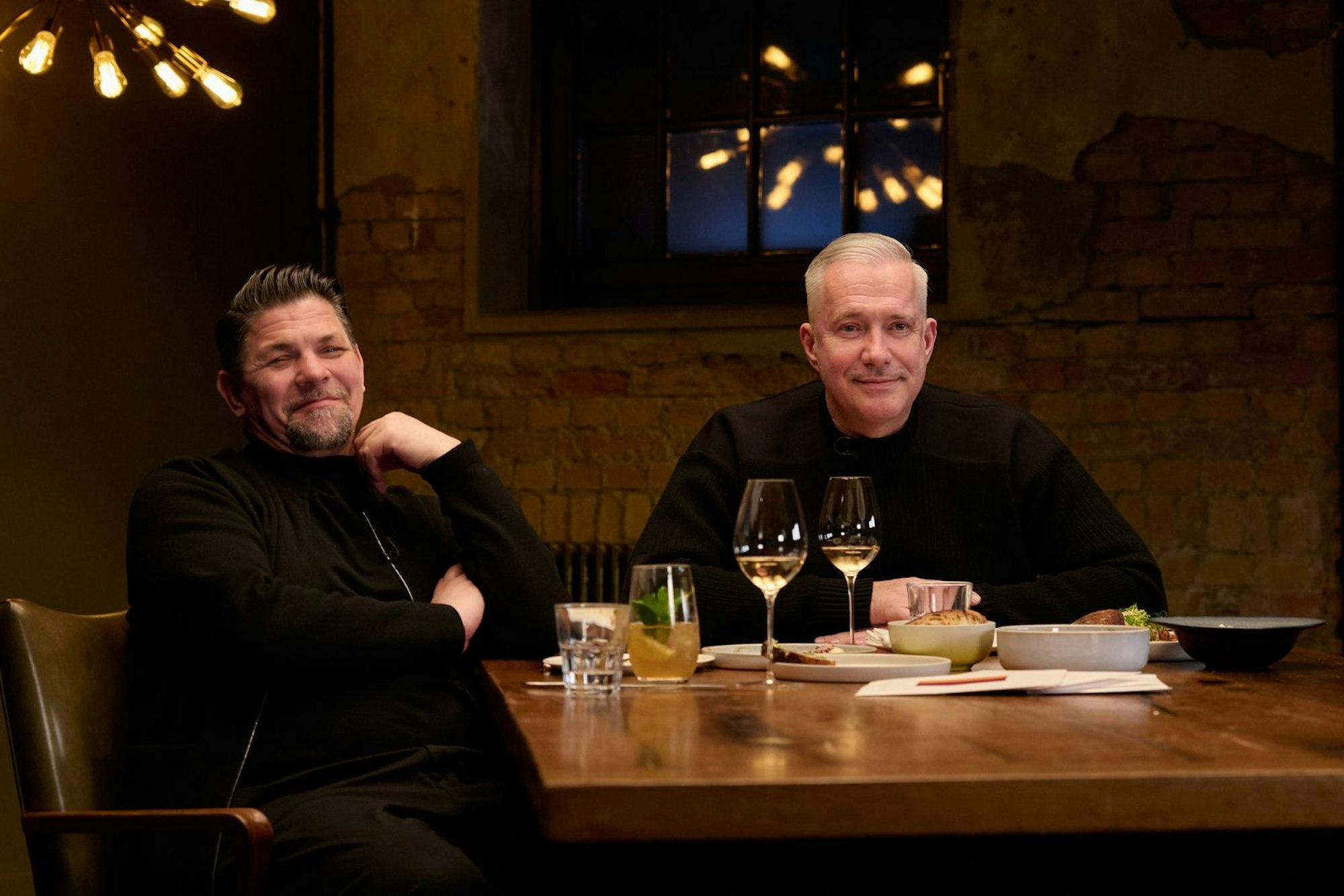 In der elften Staffel von „Kitchen Impossible“ duelliert sich Tim Mälzer unter anderem mit Alexander Herrmann. (Bild: RTL / Henning Kretschmer)