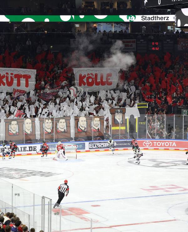 Beim Spiel der Kölner Haie haben die Fans eine Choreografie vorbereitet.