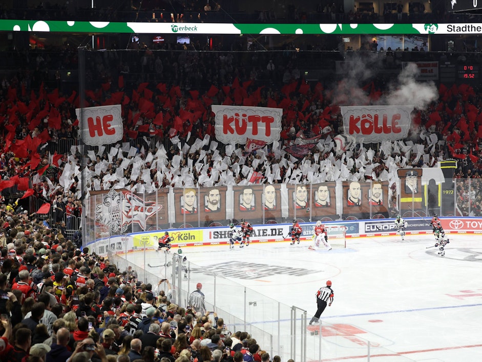 Beim Spiel der Kölner Haie haben die Fans eine Choreografie vorbereitet.