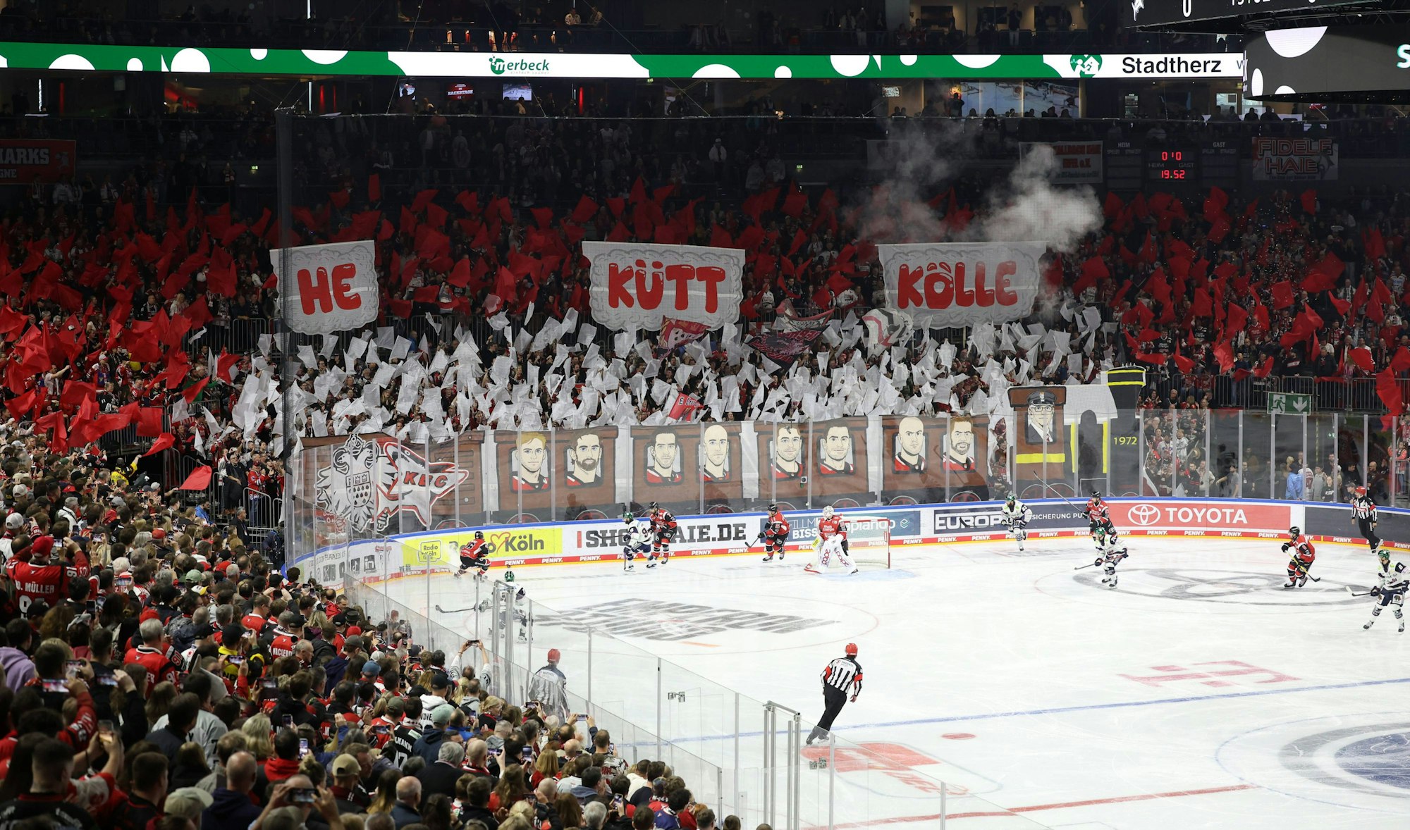 Stimmung in der Lanxess-Arena beim Spiel der Kölner Haie gegen die Eisbären Berlin.