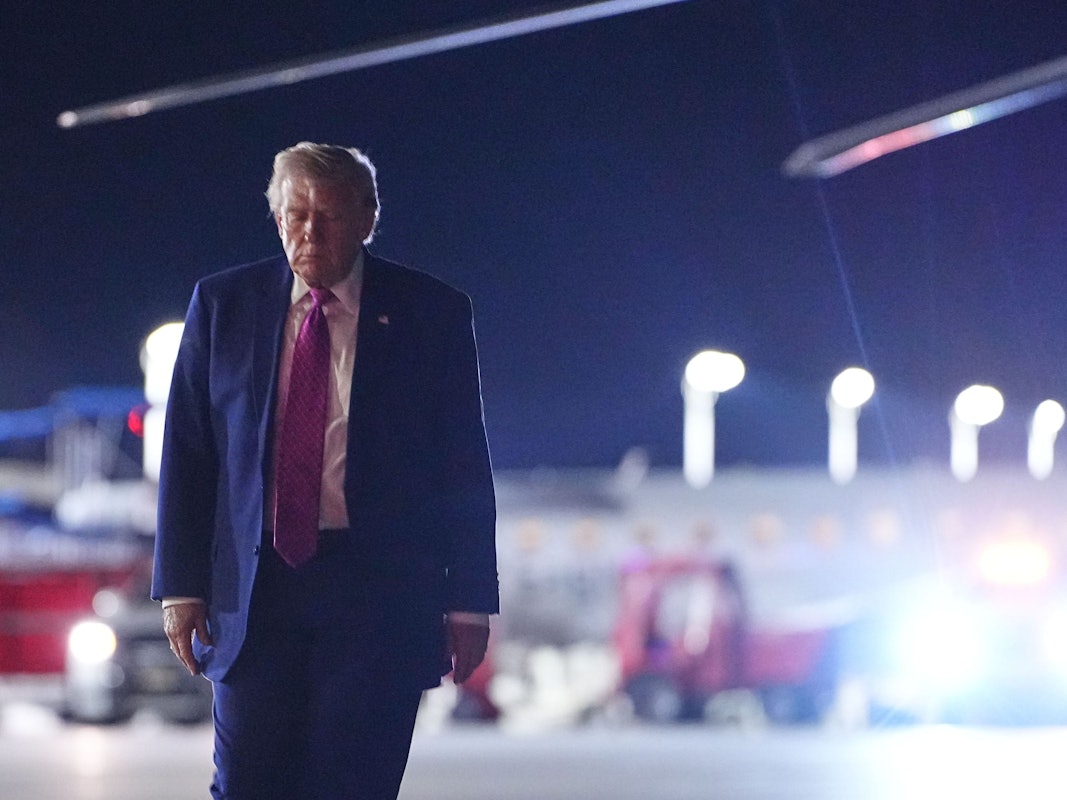 US-Präsident Donald Trump besteigt am Freitag (10. April 2026) die Air Force One auf dem Flughafen Charlottesville-Albemarle auf dem Weg nach Washington.