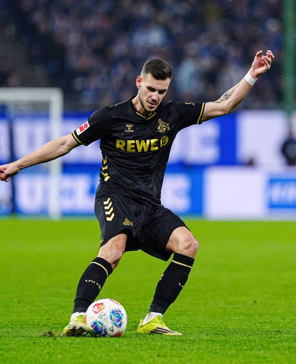 Tom Krauß spielt einen Pass.