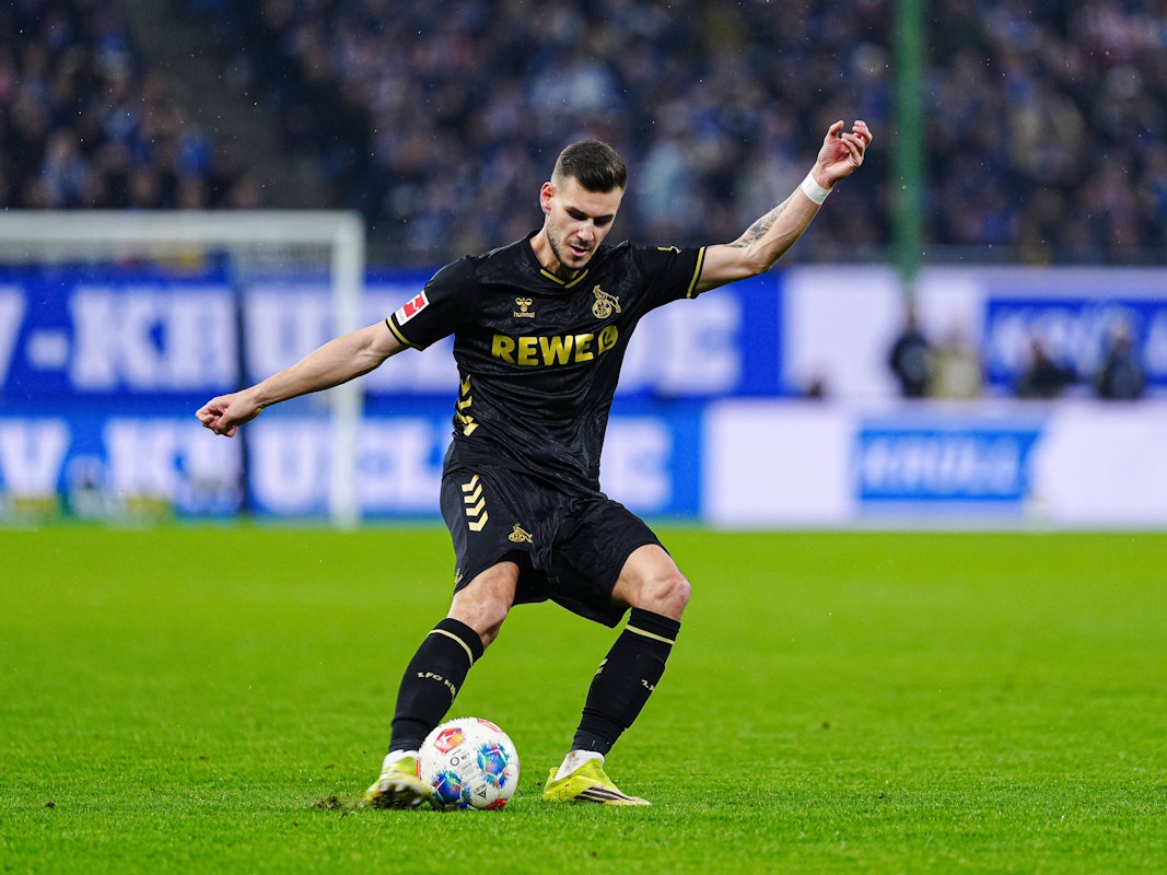 Tom Krauß spielt einen Pass.