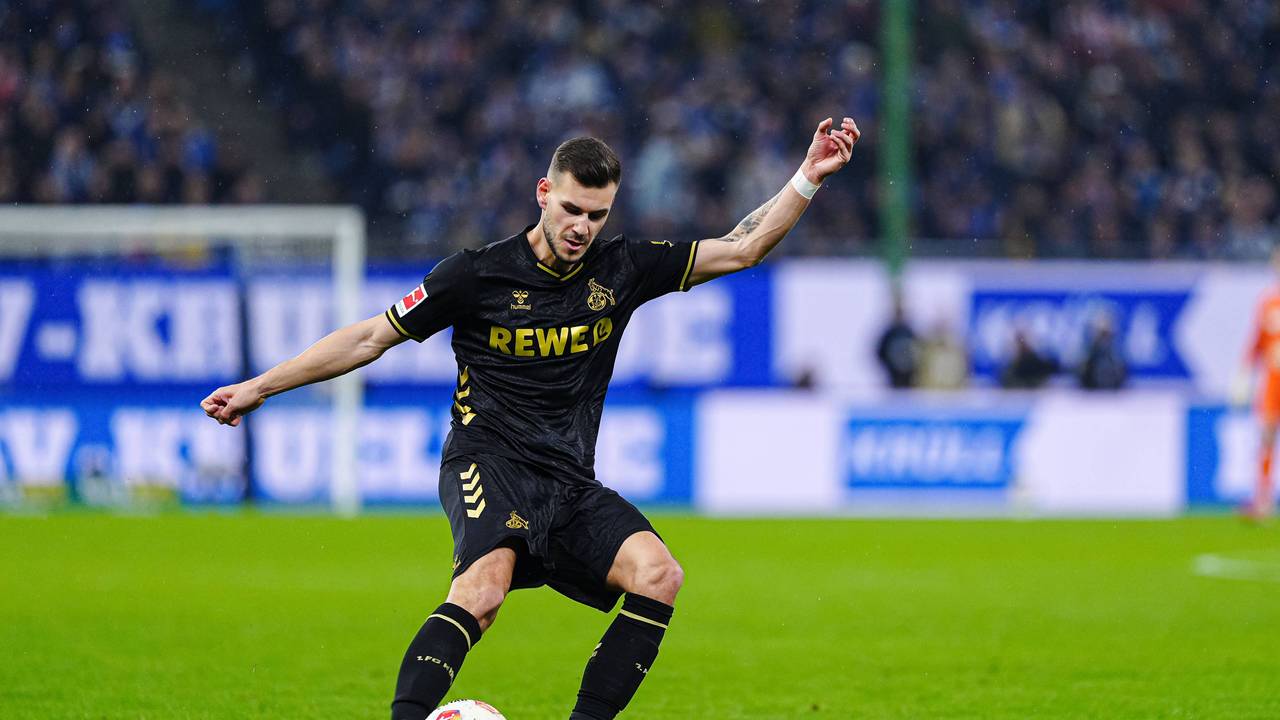 Tom Krauß spielt einen Pass.