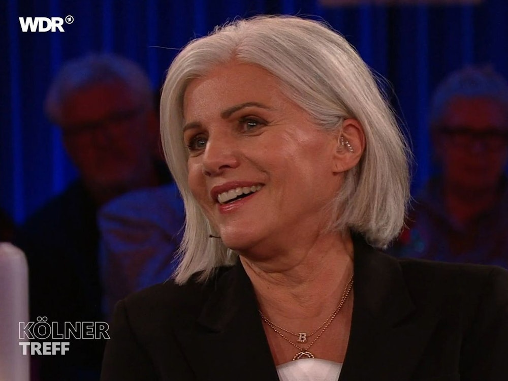 Birgit Schrowange trägt seit kurzer Zeit ein Hörgerät, das sie mit Strass-Steinen verzieren ließ. (Bild: WDR)