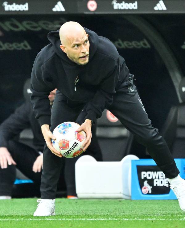 René Wagner hebt einen Ball auf.