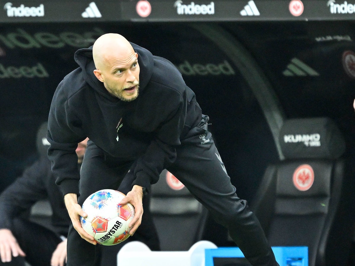 René Wagner hebt einen Ball auf.