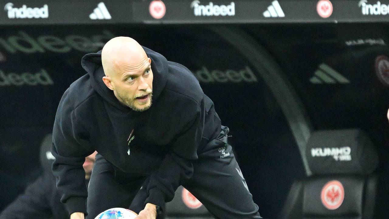 René Wagner hebt einen Ball auf.