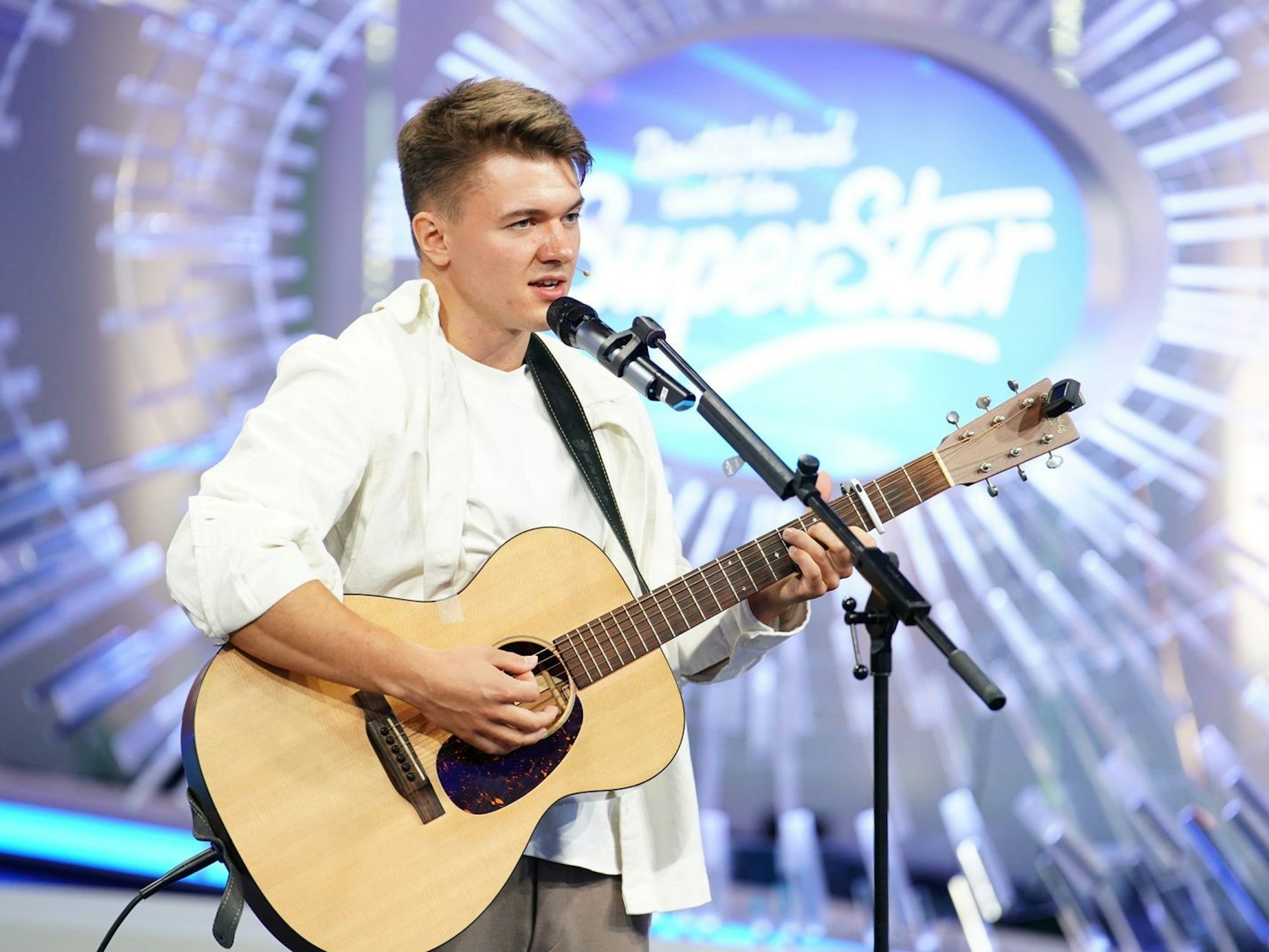 „Keine Chance“? Leon Günther (27) sang gut, aber nicht gut genug. Pop-Titan Bohlen attestierte: „Es gibt 50.000, die genau so singen.“ (Bild: RTL/Stefan Gregorowius)