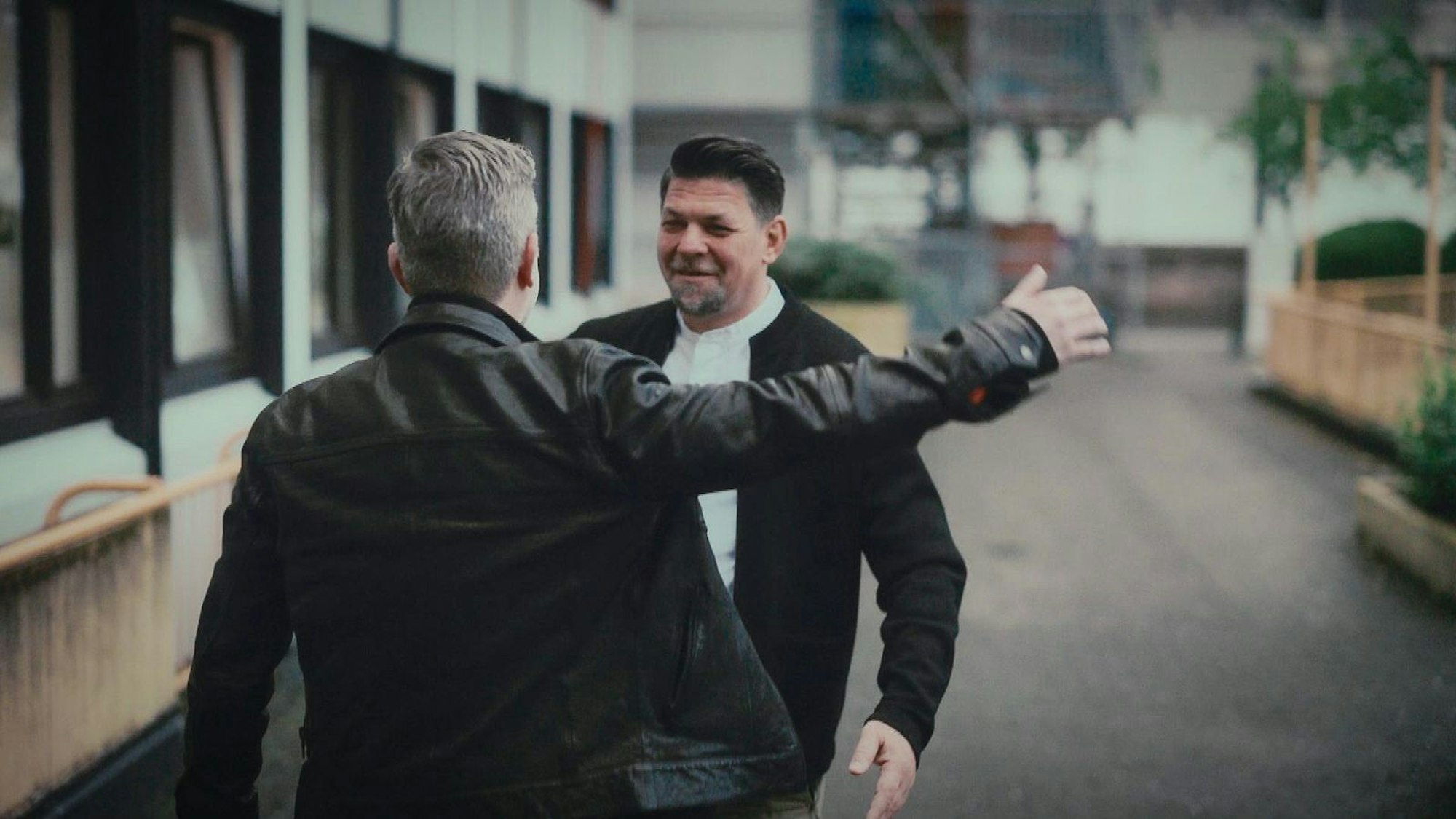 Zuletzt blickten André Dietz und Tim Mälzer nach einem Jahr auf das Projekt „Herbstresidenz“ zurück. (Bild: RTL)