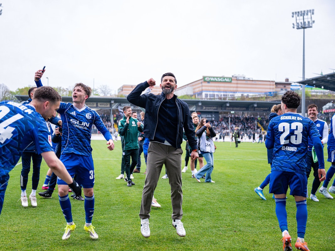 Trainer Miron Muslic vom FC Schalke 04 feiert mit seinen Spielern den Sieg in Elversberg.
