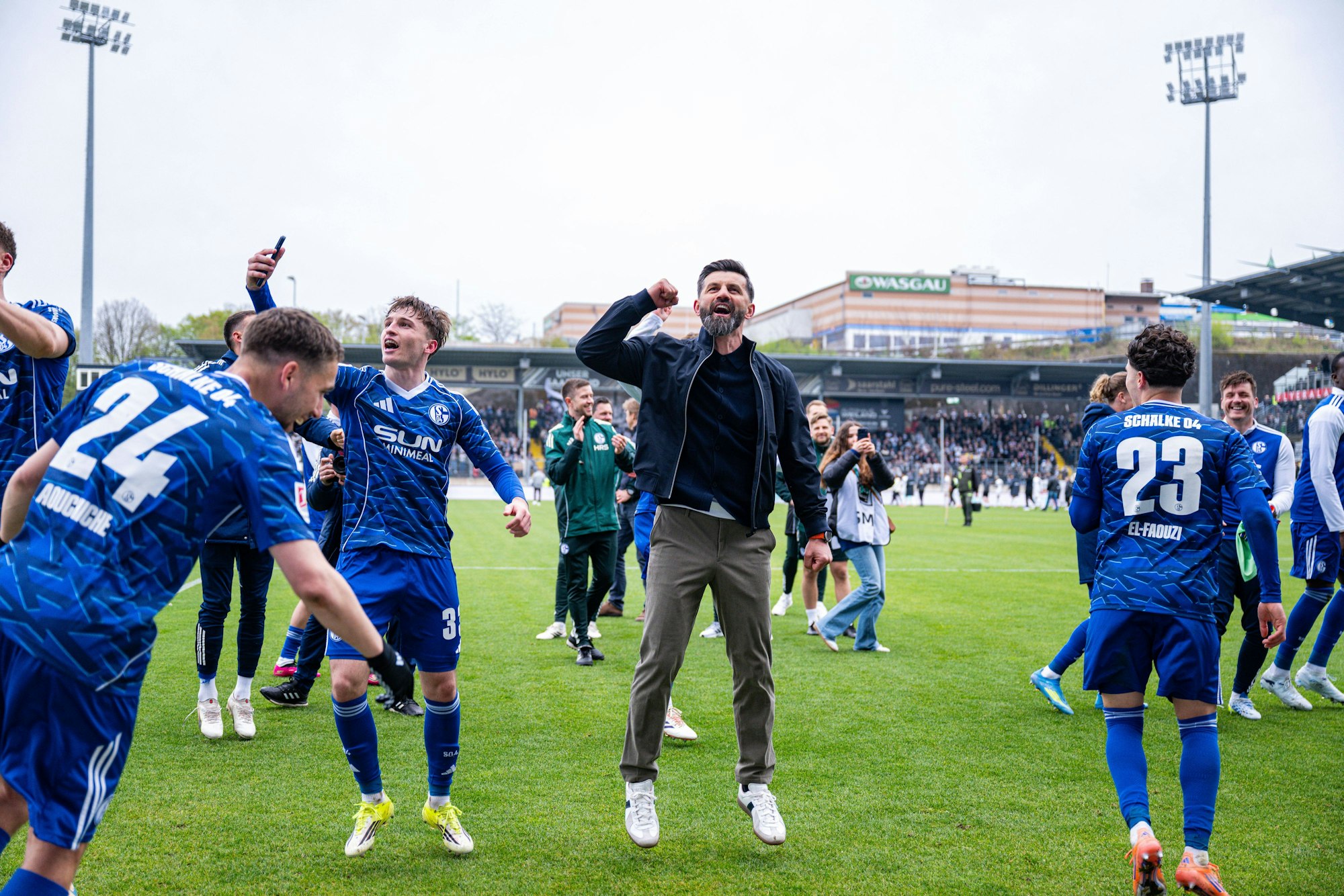 Trainer Miron Muslic vom FC Schalke 04 feiert mit seinen Spielern den Sieg in Elversberg.
