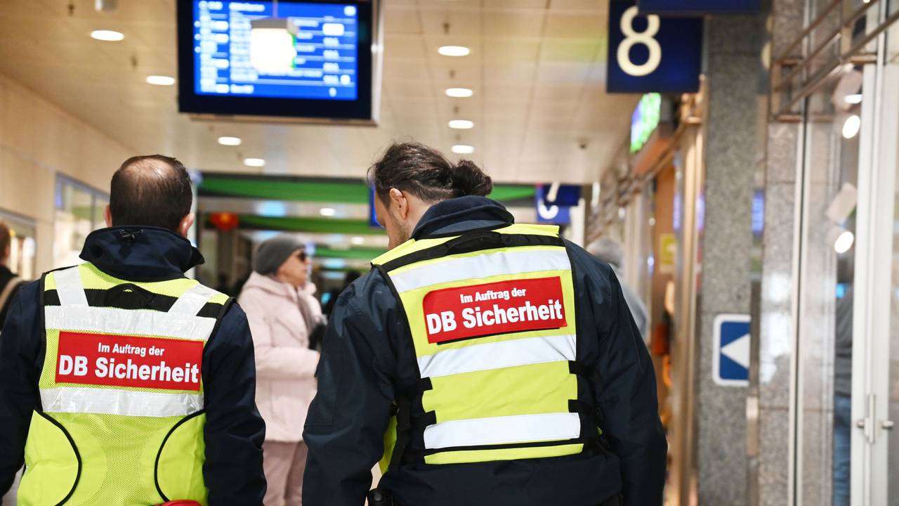 10.04.2026 Köln. Im Hauptbahnhof gilt jetzt ein Alkoholverbot. Die DB Sicherheit soll es umsetzen. Foto: Alexander Schwaiger