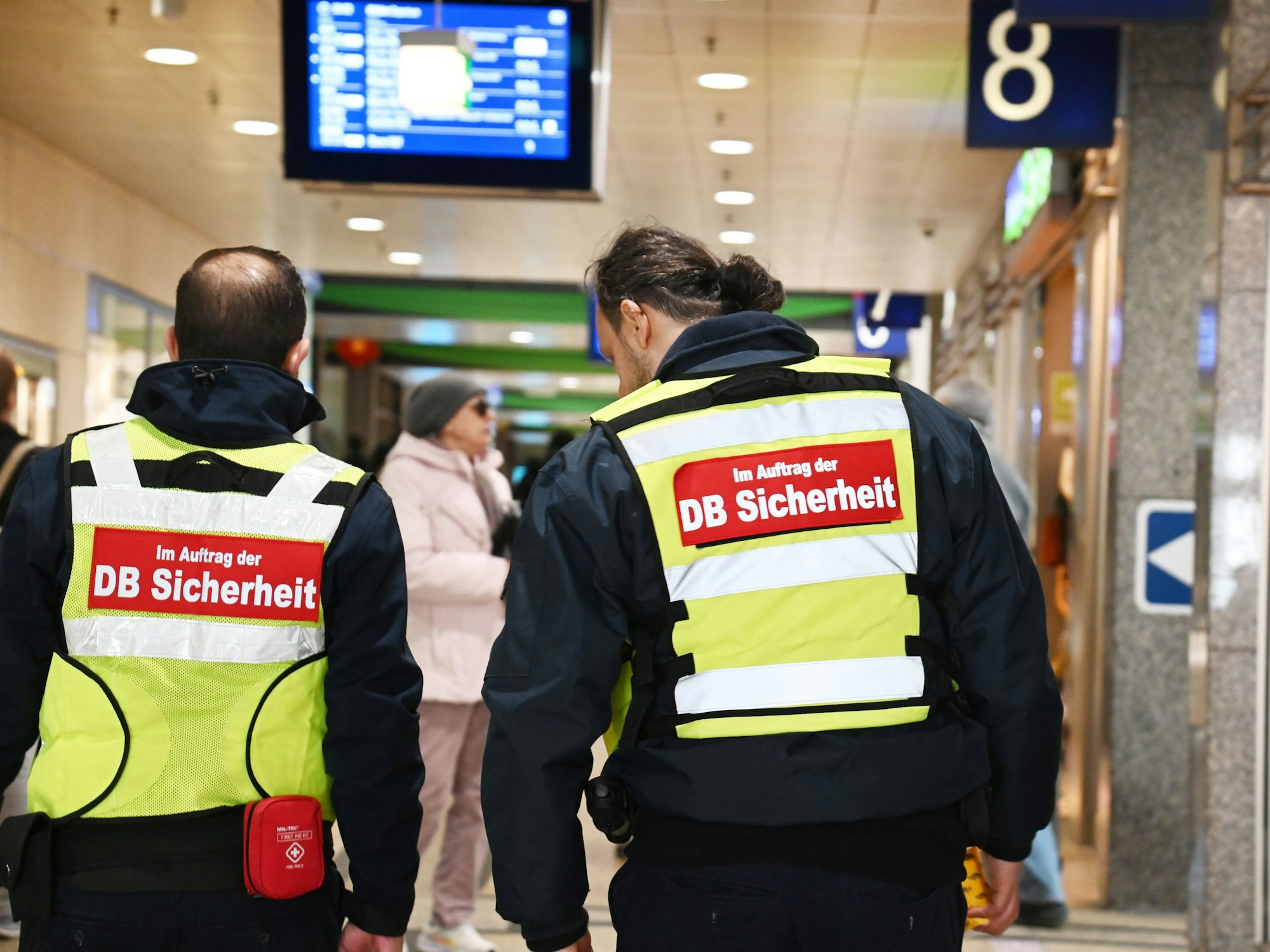 10.04.2026 Köln. Im Hauptbahnhof gilt jetzt ein Alkoholverbot. Die DB Sicherheit soll es umsetzen. Foto: Alexander Schwaiger
