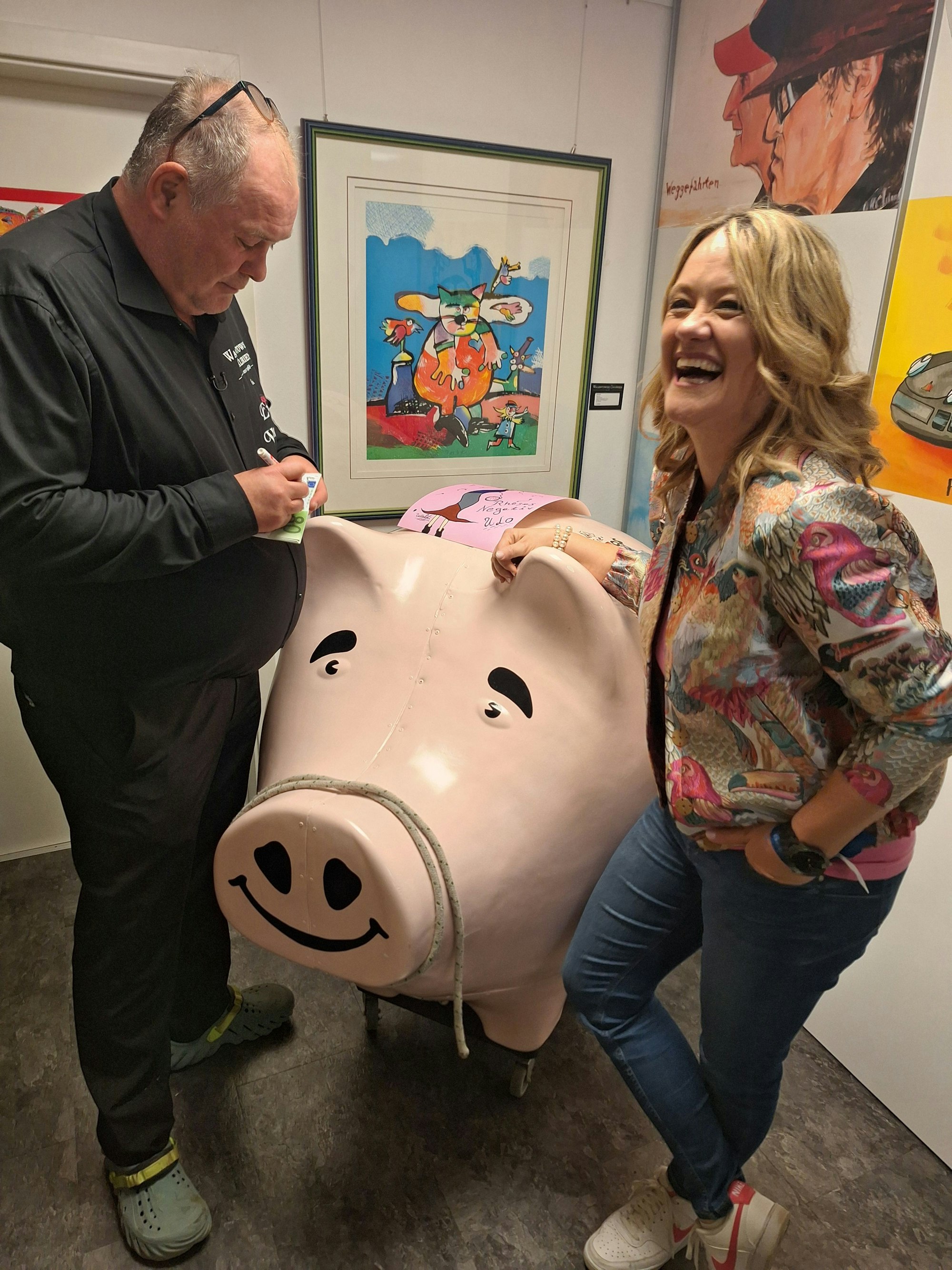 Waldi Lehnertz und Lisa Feller mit dem Spendenschwein